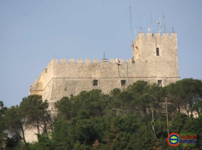 Castello tra gli alberi