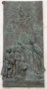 Cattedrale della Ss.ma Trinità, facciata – Pannello in bronzo, Vergine Addolorata di Castelpetroso, 1997
