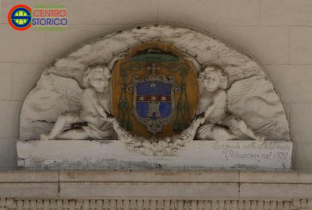 Cattedrale della Ss.ma Trinità, facciata – Stemma Mons. Alberto Carinci