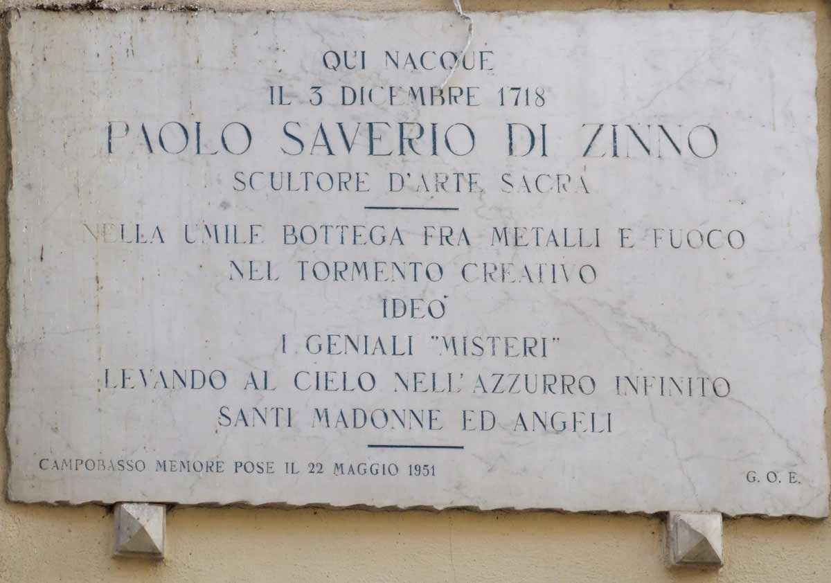 In alto: targa commemorativa sull'abitazione di Paolo Saverio Di Zinno (via Ziccardi - Campobasso)