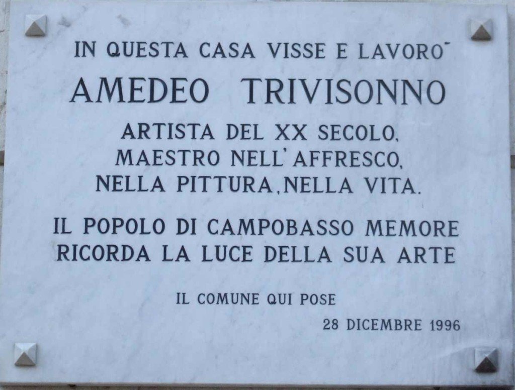 In alto: targa commemorativa sull'abitazione dell'artista (Piazza Pepe - Campobasso)